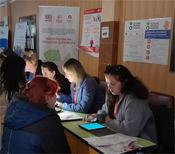 Надаємо допомогу евакуйованим у транзитному центрі Лозової